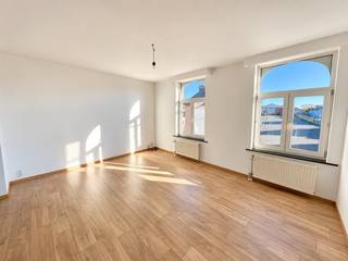 Dit gezellige appartement is gelegen op wandelafstand van winkels/warenhuizen, scholen, openbaar vervoer/verbindingswegen en nabij het stadscentrum van Aalst. Indeling: - gelijkvloers: gemeenschappelijke inkomhal - tussenverdieping met berging - eerste verdieping: inkomhal, lichtrijke leefruimte met open keuken (voorzien van een enkele spoelbak, keramische kookplaat, dampkap en oven) - tweede verdieping: nachthal, aparte toilet, badkamer (met enkele lavabo, ligbad met douchefaciliteit en aansluiting voor wasmachine/droogkast), één ruime slaapkamer en een tweede kamer dewelke kan dienst doen als bureauruimte, berging of dressing. Het appartement is onmiddellijk beschikbaar! Geen gemeenschappelijke lasten! Indien u graag een bezoek wenst, aarzel niet ons te contacteren op affligem@immoaccenta.be