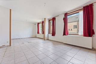 Bent u op zoek naar een uniek renovatieproject met tal van mogelijkheden? Dan is dit pand precies wat u zoekt!Gelegen in een rustige omgeving, maar...