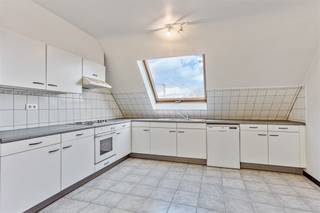 <p><span>Gelegen op de grens van Aalst met Erembodegem, vlakbij natuur- en wandelgebieden Kluizenbos en Gerstjens.</span></p><p><span>Dit appartement bevindt zich op de tweede verdieping dat is gevestigd in een kleinschalig gebouw zonder lift. Het beschikt over een inkomhal met toilet en bergruimte, een mooie ruime woonkamer met een aansluitend zuid-west gelegen terrasje. Er is een aansluitende eetplaats en ruime, ingerichte open keuken, 2 slaapkamers( waarvan 1 doorloopkamer) en een badkamer (douche-in-bad, wastafel). 1 slaapkamer bevindt zich op de derde verdieping.</span></p><p><span> </span></p><p><span>Vooraan is parking voorzien voor de bewoners. Een garagebox is optioneel te koop voor 20.000 euro.</span></p><p><span>Het appartement is deels voorzien van dubbele beglazing en deels van hoogrendementsbeglazing, CV op aardgas, parlofoon, veluxen recent vervangen door nieuwe PVC- dakramen ... </span></p><p><span> </span></p><p><span>Het appartement is momenteel verhuurd aan de huurprijs van 700 euro/maand + 50 euro/maand gemeenschappelijke kosten. </span></p><p><span> </span></p><p><span>Voor meer informatie en/of een bezoek, contacteert u Sébastien van Immo Zone op het nummer 0486/ 41. 85. 66.</span></p><p><span> </span></p>