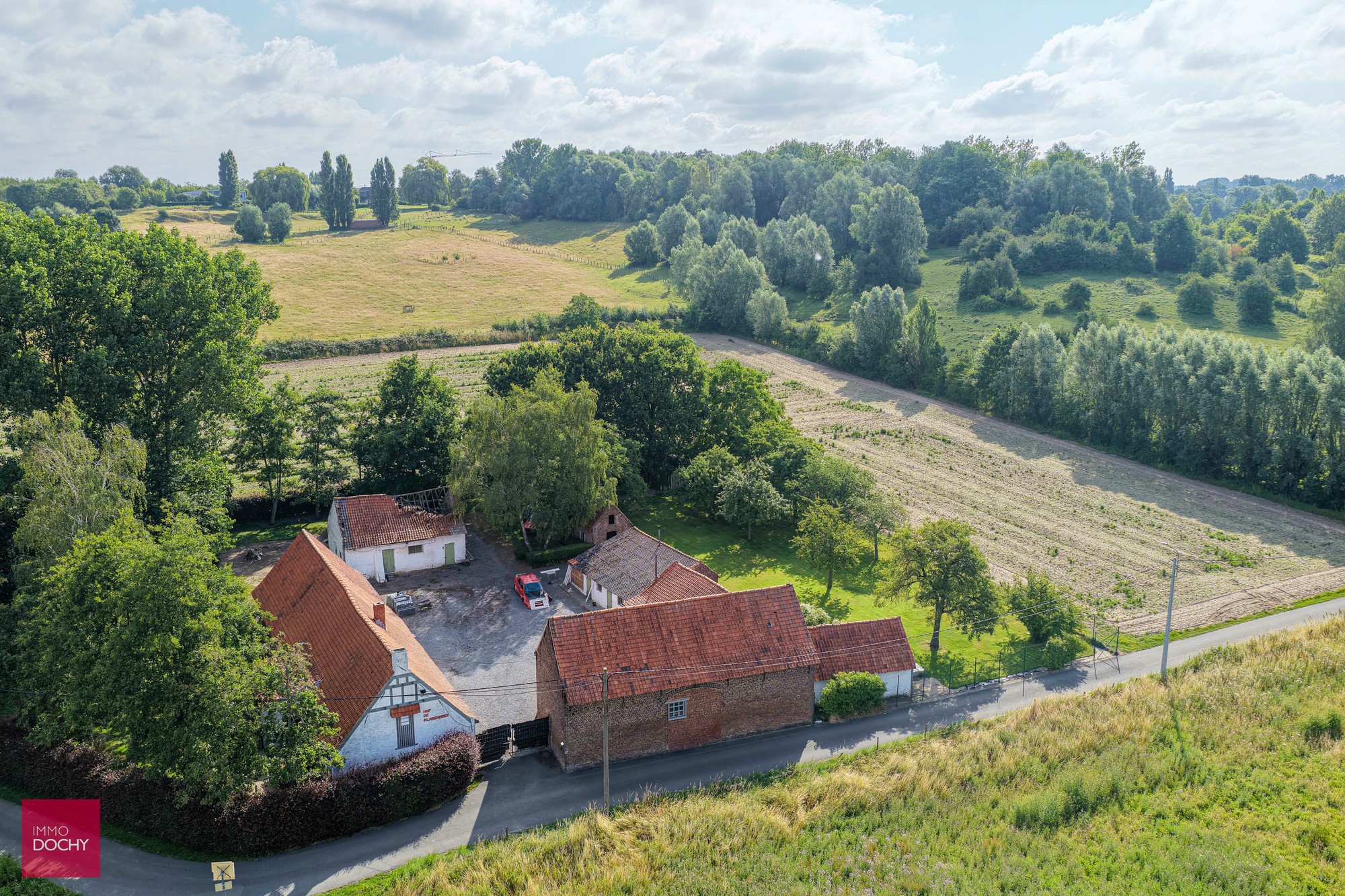 Volledig te renoveren hoeve met verschillende bijgebouwen - foto 4