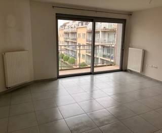 Zeer mooi appartement met 1 slaapkamer in residentieel project "De Schalk", uitzonderlijk gunstig gelegen nabij kruising A12 Brussel-Antwerpen en N16 Mechelen-Dendermonde, hartje Vlaamse Ruit. Bevindt zich in de buurt van winkels, scholen, station, commercieel centrum, ...<br />Het appartement op de 3de verdieping heeft een leefruimte met toegang tot terras en uitzicht op een mooie groene gemeenschappelijke binnentuin, volledig ingerichte open keuken voorzien van koelkast, combi-microgolfoven, keramische kookplaat en dampkap. Ruime slaapkamer met aangrenzende badkamer voorzien van ruime inloopdouche, toilet, lavabomeubel met spiegelkast. Berging voorzien voor wasmachine. Apart gastentoilet.<br />Het appartement is voorzien met Badkamer, deuren en toegang tot terras zijn bereikbaar voor mindervallieden.<br />Gemeenschappelijke delen met inwonende conciërge, grote foyer, bibliotheek, zithoek met tv, fitnessruimte. <br />gemeenschappelijke kosten bedragen ongeveer 110 euro/maand. Voor de collectieve verwarming en water wordt er maandelijks een voorschot gevraagd van 115 euro en jaarlijks een afrekening.<br />In het gebouw is er eveneens een kapsalon dokterspraktijk en restaurant voorzien, deze zitten echter niet mee in de gemeenschappelijke kosten.<br />Verkoop onder registratie (12%) zo bespaart u 9%BTW op de constructiewaarde!!!!<br />Een ondergrondse parkeerplaats kan mee aangekocht worden voor de prijs van €18.000 (deze is niet in de prijs van het appartement inbegrepen) de staanplaats wordt eveneens verkocht onder registratie (12%).<br />mogelijkheid tot aankoop van een kelder van 5m² aan een prijs van 5.000 euro<br />Aarzel niet en neem contact op voor een bezoek ter plaatse 0495/23 08 22.