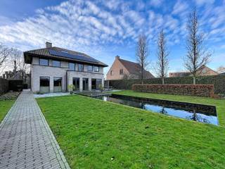 Instapklare villa op 822 m² in een rustige buurt, bestaande uit een inkomhal met vestiaire en gastentoilet, lichtrijke leefruimte met eet- en...