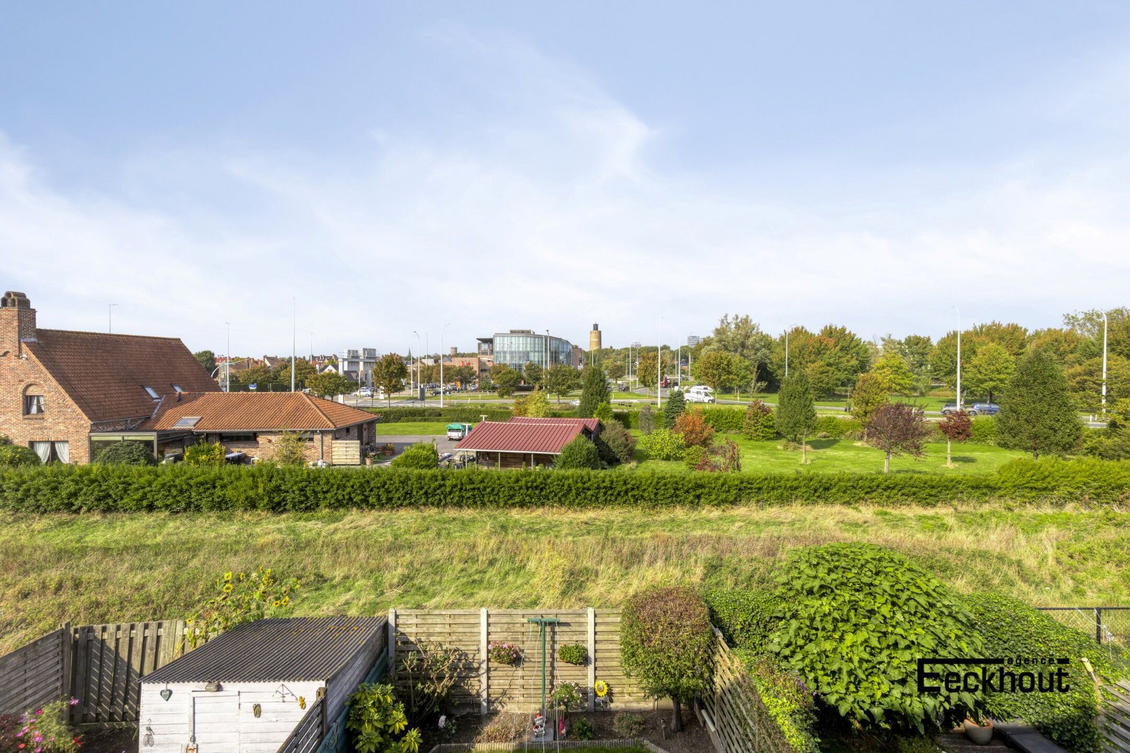 Te moderniseren woning op goede ligging met garage en tuin! - foto 5