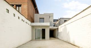 Instapklare woning met groot magazijn!In de centraal gelegen en rustige Commandant Weynsstraat in Hoboken vind je deze goed gerenoveerde en...