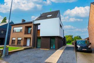 Hedendaagse driegevelwoning met prachtige tuin en zwemad. Zeer rustig en landelijk gelegen in een doodlopende straat nabij centrum, station en invalswegen. Recent (2017) en bijzonder lichtrijk, met kamerhoge ramen en open uitzicht over de zuidwest georiënteerde tuin. Voorzien van alle comfort, vloerverwarming, koeling, screens, elektrische rolluiken en zonnepanelen. Gelijkvloers met dubbele inkom, multifuncitonele ruimte van 42 m2 (praktijkruimte met gescheiden toegang mogelijk), toilet, berging en zeer mooie volledig ingerichte leefkeuken. Verdieping met living en dakterras, slaapkamer, badkamer met bad, inloopdouche en dubbele wastafel. Tweede verdieping met grote slaapkamer (29 m2) inclusief gedeeltelijk afgewerkte douchekamer. Uiterst verzorgde tuin met verwarmd zwembad, tuinhuis, serre en mooie natuur. Instapklaar. Een aanrader, uw bezoek waard.