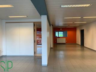 Het pand heeft de volgende indeling: Grote ruimte die momenteel is onderverdeeld (dmv wegneembare wanden) in een receptie, bureel en werkruimte (96m²). Achteraan is een berging voorzien (tegels; 5m²), 2 toiletten en een ingerichte keuken (tegels; kasten, dampkap, keramisch kookvuur, dubbele spoelbak, vaatwasser en koelkast; 15m²).<br /><br />Achteraan zijn 2 privatieve autostaanplaatsen voorzien. Vooraan het gebouw is er een parking voor cliënteel aanwezig.<br /><br />Het pand is geschikt voor volgende doeleinden: stockage, winkelruimte, burelen, vrije beroepen, etc. Geen horeca toegelaten!<br /><br />- Energielabel B<br />- CV = Aardgas<br />- Veiligheidsrolluiken voorzien aan de binnenkant!<br /><br />Voor bijkomende inlichtingen of een bezoek ter plaatse kan u steeds vrijblijvend contact opnemen met Immo S|P op het nummer 014/59.10.20. of via info@immosp.be.