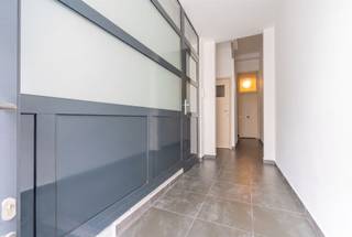 <p>Gelegen in een zijstraat van de bruisende Abdijstraat op het Kiel, bevindt zich deze ruime en veelzijdige gelijkvloerse verdieping met tal van mogelijkheden.</p><p>De eigendom beschikt over een bijzonder ruime indeling en geniet dankzij de talrijke raampartijen van een overvloed aan natuurlijke lichtinval. De ruimtes zijn bovendien perfect afgewerkt en verkeren in uitstekende staat, waardoor het pand <strong>volledig instapklaar</strong> is.</p><p>Dankzij de combinatie van de ruime oppervlakte, de commerciële ligging en de verzorgde afwerking is deze eigendom <strong>ideaal voor een woon-werkcombinatie</strong>. De verschillende ruimtes bieden de mogelijkheid om wonen en werken op een aangename en praktische manier te combineren.</p><p>Ook de ligging vormt een belangrijke troef. Het pand bevindt zich op wandelafstand van de Abdijstraat, met haar ruime aanbod aan winkels, horecazaken en dagelijkse voorzieningen. Bovendien is er een vlotte verbinding naar het centrum van Antwerpen en de belangrijkste invalswegen.</p>