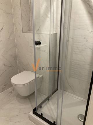 <p><span>Welkom in deze studio gelegen in het hart van Brasschaat! </span></p><p><span> </span></p><p><span>De studio ( 46m²) beschikt over een moderne, volledig uitgeruste open keuken met stijlvolle kasten, een elegant werkblad en alle nodige apparatuur. Dit ruimtelijke keuken gedeelte vloeit naadloos over in de vriendelijke leefruimte, waardoor een aangename, open sfeer ontstaat.</span></p><p><span> </span></p><p><span>Het licht en luchtig interieur wordt versterkt door grote ramen die volop natuurlijk licht binnenlaten. De warme houten vloeren geven het geheel een gezellige uitstraling. Extra veel opslagruimte wordt geboden door een praktische ingebouwde kast met open vakken, ideaal voor boeken, decoratie en persoonlijke spullen.</span></p><p><span> </span></p><p><span>De fraaie badkamer is voorzien van hoogwaardige afwerking met marmer tegels, een moderne glazen douchewand, een stijlvolle witte badkamer meubel en een designradiator. </span></p><p><span> </span></p><p><span>Deze studio is geïntegreerd in een karakteristiek historisch pand in de winkelstraat van Brasschaat, waar u direct omgeven bent door winkels, restaurants en alle voorzieningen. </span></p><p><span> </span></p><p><span>-></span><span> onmiddelijk beschikbaar</span></p><p><span>-> AO: 35€ (water + minuterie )</span></p><p><span>-> EPC: 322</span></p><p><span> </span></p><p><span> </span></p>