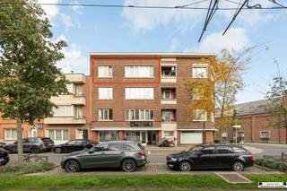 <p>Dit gerenoveerde appartement, gelegen op de derde verdieping, combineert comfort, ruimte en lichtinval. Met een bewoonbare oppervlakte van 92 m² en twee ruime slaapkamers is dit de ideale woonst voor wie op zoek is naar een instapklaar appartement.</p><p>Via de inkomhal krijgt u toegang tot de lichtrijke leefruimte. Aan de overzijde van de gang bevindt zich de volledig ingerichte keuken, uitgerust met alle noodzakelijke toestellen en met voldoende ruimte om een gezellige eettafel te plaatsen.</p><p>Het appartement beschikt over twee bijzonder ruime slaapkamers, beide voorzien van een laminaatvloer. De badkamer is praktisch ingericht met een douche, wastafel en toilet.</p><p>Ook op technisch vlak biedt dit appartement interessante troeven: het beschikt over een EPC-label C, een conforme elektrische installatie en is bovendien asbestveilig (maar mogelijk niet asbestvrij).</p><p>Wenst u graag een bezichtiging? Plan ze rechtstreeks in via miete@janssenenjanssen.be </p>
