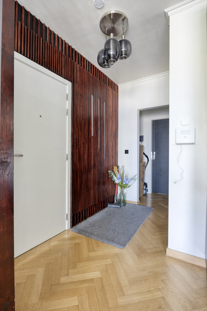Gerenoveerd appartement met twee slaapkamers en parking - foto 5
