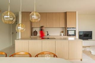 Dit hoogwaardig afgewerkte appartement maakt deel uit van het prestigieuze nieuwbouwproject AQUILO, gelegen in het stijlvolle en rustige Sint-Idesbald. Hier komen modern comfort en verfijnde architectuur samen op een unieke locatie aan de Belgische kust.<br /><br />Dankzij individuele zonnepanelen, een geavanceerd ventilatiesysteem (type D), doorgedreven isolatie en een warmtepomp, voldoet dit appartement aan de strengste normen op vlak van energiezuinigheid. De royale oppervlaktes versterken het gevoel van luxe en ruimte.<br /><br />Indeling (volgens plan):<br />Inkom met toilet en berging, lichtrijke leefruimte met open keuken, 2 slaapkamers met elk zijn eigen badkamer, terras en ruime zolderberging.<br /><br />Dit appartement is volledig instap klaar en volledig afgewerkt met gordijnen, verlichting, metalen deuren, schilderwerken en meer.<br /><br />Afmetingen:<br />- Oppervlakte appartement: 133,13 m²<br />- Oppervlakte terras: 20,09 m²<br />- Oppervlakte zolderberging: 22,69 m²<br /><br />Extra’s:<br />Aankoop van een ondergrondse parkeerplaats en kelderberging is verplicht, maar niet inbegrepen in de vermelde prijs.<br /><br />Dit is een unieke kans om te wonen in een exclusieve setting in het hart van Sint-Idesbald. Wenst u meer informatie of een bezoek aan het ingericht modelappartement?<br />Neem vrijblijvend contact met ons op via 050 66 00 00 of louna@found-baker.com