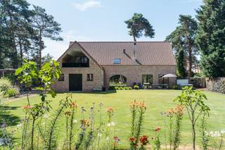 Ruime, toekomstgerichte villa met unieke mogelijkheid tot kangoeroewonen, in Lichtaart<br /><br />Gesitueerd op een riant perceel van 22a 76ca tussen de dorpskernen van Lichtaart en St-Jozef-Olen, bevindt zich deze uiterst energiezuinige nieuwbouwvilla. Met pretpark Bobbejaanland aan de overkant van de straat geniet u hier van een unieke dynamiek en de ideale uitvalsbasis voor de kinderen zodra ze zich vervelen.<br /><br />Het pand blinkt uit in ruimte en flexibiliteit. De indeling is perfect geschikt als kangoeroewoning of als royale gezinswoning: zowel de gelijkvloerse verdieping als de bovenverdieping beschikken over een eigen lichtrijke woonkamer, een open keuken, comfortabele slaapkamers en een elegante badkamer. Grote raampartijen bieden overal een prachtig uitzicht op de aangelegde tuin en het achterliggende groen. Een overdekt terras, dubbele garage en ruime berging maken het comfort compleet.<br /><br />Met een superieur A+ label is de villa volledig klaar voor de toekomst dankzij een warmtepomp, zonnepanelen, een thuisbatterij en een laadpaal.<br /><br />Een zeldzame en veelzijdige opportuniteit.<br /><br />Bestuursmaatregelen in het maatregelenregister: nee