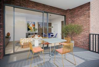 Welkom in De Stip, een vooruitstrevend nieuwbouwproject in Gentbrugge, gelegen tussen de Tennisstraat, Arthur Van Laethemstraat en de Bruiloftstraat, op de voormalige site van AA Gent en La Gantoise.

Hier woon je in een moderne, groene wijk met een sterke focus op duurzaamheid en leefkwaliteit. 
Project De Stip omvat 135 wooneenheden, verdeeld over 11 gebouwen:
- 66 eengezinswoningen met private buitenruimte
- 69 appartementen met ruime terrassen
- Commerciële ruimtes die zorgen voor extra levendigheid

De wijk is ontworpen als een laagdorpse woonomgeving met veel licht, groen en een gedeeld park
De Stip zet volop in op duurzaamheid met:
- E-peil lager dan E10
- Collectieve geothermische verwarming (BEO-veld)
- Waterbuffering en biodivers beplantingsplan
- Gebruik van duurzame materialen
- Lage energiekosten, optimaal comfort en 6% btw mogelijk bij aankoop.

De Stip ligt op een strategische locatie in Gentbrugge.

Troeven:
- Energiezuinige woningen (E-peil lager dan E10)
- Collectieve geothermie via ESCO
- 6% btw mogelijk
- Rustige, groene ligging
- Kwalitatieve architectuur

Contacteer ons vandaag voor meer informatie over de beschikbare appartementen en woningen op 0488 14 62 77.

De weergegeven renders dienen uitsluitend ter illustratie en kunnen afwijken van de uiteindelijke uitvoering. In geval van verschillen of interpretatieverschillen primeren steeds het lastenboek en de plannen op de visuele voorstellingen.