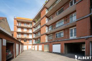 Ontdek dit lichtrijk appartement op de tweede verdieping in het centrum van Roeselare.De indeling is als volgt:. Ruime inkomhal. Woonkamer. Keuken...