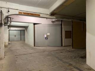 Loods van 613m² te koop in het centrum van Brussel. Deze loods is momenteel onderverdeeld in 4 opslagplaatsen die afzonderlijk verhuurd zijn. Huurprijs €2505,24 per maand = Netto rendement van 5,5%. Ideaal als investering! AARZEL NIET TE LANG! SI: in aanvraag.
