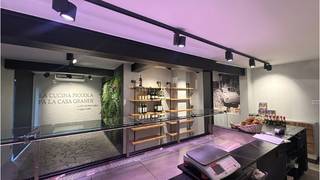 Ruim & polyvalent handelspand met een commerciële ligging in Sint-Kruis langs een drukke en gekende invalsweg naar het centrum van Brugge.Thans...