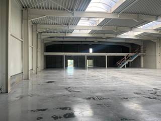 Unit 0.02 in gebouw A :- magazijn glv oppervlakte van 1.000m²- kantoor/showroom glv 239m²- kantoor 1ste verdieping van 250m²- magazijn vrije hoogte...