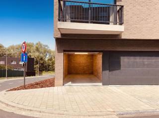 <p>Ce spacieux appartement, aménagé avec des matériaux de qualité et situé au 2ième et dernier étage de l’élégante résidence «Schroonshof» (année de construction 2014), bénéficie d’une excellente situation et d’une belle luminosité naturelle. Avec une superficie brute habitable de 96m², l’appartement comprend un hall d’entrée, un vaste séjour avec cuisine ouverte entièrement équipée, une grande terrasse orientée plein sud de 7,20m² offrant une magnifique vue dégagée sur la verdure, une salle de bains avec douche à l’Italienne et meuble double lavabo, une toilette séparée, un débarras pratique avec raccordements pour lave-linge et sèche-linge, ainsi que 2 chambres à coucher. Un garage privatif et une cave individuelle en sous-sol sont également inclus dans le prix de vente. Parmi les autres atouts figurent une installation électrique conforme, un certificat énergétique favorable (EPC label B), une situation hors zone inondable et un excellent Mobiscore de 8,7/10. La provision pour les charges communes s’élève à environ 120€ par mois. Une contribution future pour le remplacement de l’ascenseur a déjà été prise en compte, la quote-part de cet appartement étant estimée à environ 2.000€. Grâce à sa combinaison d’espace, de confort, d’efficacité énergétique et d’accessibilité, cet appartement constitue une résidence idéale ou un excellent investissement. Pour plus d’informations ou pour organiser une visite, n’hésitez pas à contacter Frederik via frederik@immo-time.</p>