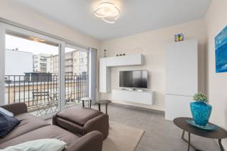 Heel mooi 2 slaapkamer appartement met zijdelings zeezicht en zicht op de Dumontwijk in de Panne.<br />Living met open keuken en zonneterras.<br />Badkamer met inloopdouche en lavabo. Twee slaapkamers en aparte berging.<br />Apart toilet en aparte berging in de kelder.<br />Volledig gemeubeld.<br />EPC: A attest !