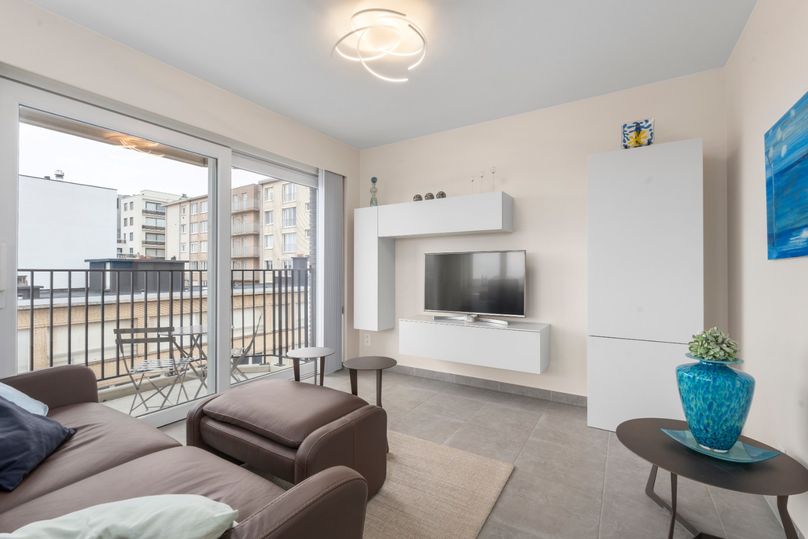 APPARTEMENT AVEC DEUX CHAMBRES ET VUE LATÉRALE SUR LA MER - photo 2