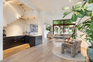 <p><span>A</span><span>NTWERPEN - Harmonie: M</span><span>ontebellostraat </span><span>: Prachtige gerenoveerde luxewoning met ruime tuin, 5 slaapkamers en 4 badkamers op 326m². EPC label - C. </span></p><p><span> </span></p><p><span>BESCHRIJVING:</span></p><p><span> </span></p><p><span>De woning werd in 2017 volledig gerenoveerd met hoogwaardige materialen, inzicht voor ruimtes en oog voor moderniteit. </span></p><p><span>Gelegen in een rustige eenrichtingsstraat is dit de ideale stadswoning met makkelijke bereikbaarheden tot het centrum en toegang tot invalswegen. </span></p><p><span>Kortom, de perfecte moderne woning in het centrum van ‘t Stad. </span></p><p><span> </span></p><p><span>Gelijkvloers:</span></p><p><span>Inkomhal met gastentoilet. </span></p><p><span>Men bereikt de leefruimte op parket via plafondhoge deuren. De lichtinval en het ruimtelijk gevoel met hoge plafonds is uniek. Uitzicht en toegang tot de zonnige tuin via de vele hoge schuifdeuren. </span></p><p><span>De keuken, aanpalend aan de eetkamer, is volledig ingericht en voorzien van toestellen van o.a. Miele en Smeg. </span></p><p><span>Aan de achterzijde vinden we 3 slaapkamers, waarvan één met grote maatkasten en een andere, nu in gebruik als bureau/logeerkamer. Verder zijn er nog 2 badkamers en een apart toilet.</span></p><p><span> </span></p><p><span>1° Verdieping: </span></p><p><span>Masterbedroom met aparte bureauhoek en douchekamer. </span></p><p><span>Annex, via mooie stalen deuren, een keuken met eet-/werkplek uitgevend op een groot terras. </span></p><p><span>Aparte, volledig ingerichte waskamer</span></p><p><span> </span></p><p><span>2° Verdieping: </span></p><p><span>5° slaapkamer of gastenverblijf onder het vernieuwd en geïsoleerd dak. </span></p><p><span>Eveneens voorzien van ingerichte douchekamer en keuken. </span></p><p><span> </span></p><p><span>Kelder:</span></p><p><span>De kelder maakte integraal deel uit van de werken en werd hoogwaardig gerenoveerd. Deze is ingedeeld in een fitnessruimte, technische ruimte en een grote hoeveelheid aan opbergkasten. </span></p><p><span> </span></p><p><span>Mogelijkheid tot aankoop van een garagebox op ca 100m. Apart aan te kopen voor 50.000€.</span></p><p><span> </span></p><p><span>BIJZONDERHEDEN:</span></p><p><span> </span></p><ul><li><span>Toplocatie in de Harmoniewijk</span></li><li><span>Luxe afwerking en unieke ruimtes </span></li><li><span>Mooie en ruime tuin </span></li><li><span>Recente Vaillant condensatieketel </span></li><li><span>Electriciteit conform </span></li><li><span>Groene platte daken </span></li><li><span>Dak geïsoleerd </span></li></ul><p><span> </span></p>