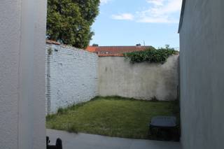 Prachtig vernieuwde woning met 4 slaapkamers en stadstuin.<br /><br />Deze woning werd met veel smaak volledig vernieuwd in 2021 en afgewerkt met kwaliteitsvolle materialen.<br />Inkom, voorplaats direct naast de inkomdeur die kan dienen als fietsenberging, of extra kamer.<br />Living met open keuken met veel lichtinval.<br />Berging en apart toilet.<br />Gezellige ommuurde stadstuin met terras.<br />Op de eerste verdieping zijn er 2 slaapkamers een badkamer met inloopdouche, ligbad en lavabomeubel en een apart toilet.<br />Op de tweede verdieping zijn er 2 slaapkamers en een badkamer met inloopdouche, lavabomeubel en toilet.<br />De centrale ligging zorgt ervoor dat alle faciliteiten op wandelafstand zijn zoals winkels, scholen, ontspanningsmogelijkheden en openbaar vervoer.<br /><br />Pluspunten:<br />4 slaapkamers<br />2 badkamers<br />Volledig vernieuwd in 2021<br />Centrale ligging
