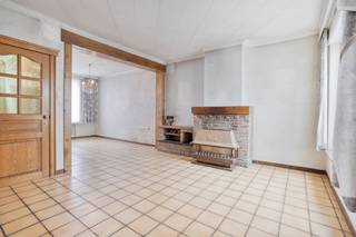 Ben je op zoek naar een huis te Izegem die je volledig naar eigen smaak kan inrichten? Achter de authentieke gevel schuilt een ruim huis met een stevige basis, een vernieuwd en geïsoleerd dak en met een perceel van 273 m². Ideaal voor handige harry's of investeerders die op zoek zijn naar een pand met toekomst.Dankzij de ruime indeling en de tuin met tuinhuis biedt deze woning alle troeven om er een warme en persoonlijke thuis van te maken.Indeling van de woning:Gelijkvloers:-Inkomhal-Ruime woonkamer-Keuken-Veranda met zicht op de tuin-Badkamer-Toilet-KelderEerste verdieping:-3 slaapkamersTweede verdieping:-Zolder met vaste trapBuiten:-Gezellige tuin-TuinhuisTroeven van de woning:-Renovatieproject met tal van mogelijkheden-Vernieuwd en geïsoleerd dak-Perceeloppervlakte van 273 m²-Centrale ligging te IzegemDeze woning vormt de perfecte basis voor wie op zoek is naar een renovatieproject met karakter. Met de juiste aanpak kan dit pand uitgroeien tot een prachtig huis waar authenticiteit en hedendaags wooncomfort hand in hand gaan.EPC: 561 kWh/m²EPC: Dit pand is onderworpen aan de renovatieverplichting van de Vlaamse overheid voor residentiële gebouwen (behoudens bij sloop binnen 5 jaar na de aankoop). Consulteer voor meer informatie de website van het Vlaams Energie- en Klimaatagentschap via https://www.vlaanderen.be/een-woning-kopen/renovatieverplichting-voor-residentiele-gebouwenBestuursmaatregelen in het maatregelenregister: nee