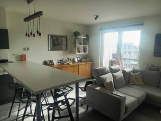 Ruim één-slaapkamer appartement van 76m² mét terras op bovenste verdieping te koop te Lokeren.De woning is gelegen op 't Zand in Lokeren, op...