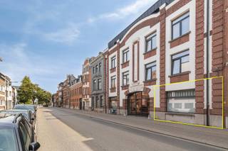 <p>Instapklaar gelijkvloers appartement met een slaapkamer in hartje Turnhout.<br /><br /><strong>Indeling:</strong><br />Het appartement is gelegen op de gelijkvloerse verdieping van een verzorgd en kleinschalig appartementsgebouw. U komt binnen in de lichtrijke leefruimte, waar de grote raampartijen zorgen voor een aangename lichtinval. Aansluitend bevindt zich de open keuken, uitgerust met een vaatwasser, elektrische kookplaat, koelkast met diepvries en voldoende kastruimte.</p>
<p>Aan de voorzijde van het appartement bevindt zich de ruime slaapkamer. De badkamer is voorzien van een douche en een wastafel. Verder beschikt het appartement over een praktische wasplaats en een apart gastentoilet.</p>
<p>Via de leefruimte heeft u toegang tot het ruime, deels overdekte terras, voorzien van een wateraansluiting en stopcontacten. Aansluitend bevindt zich de private tuin, waar u in alle rust kan genieten van een aangename buitenruimte.</p>
<p>Tot slot beschikt het appartement over een private kelderberging en een ondergrondse auto- en fietsenstaanplaats, die verplicht mee aan te kopen zijn.<br /><br /><strong>Bijzonderheden:</strong><br />Verhuurd appartement met huurinkomsten van € 840/maand (+ gemeenschappelijke kosten).<br />€ 100/maand gemeenschappelijke kosten.<br />Gunstige EPC-score: 125 kWh/m²/jaar.<br />Elektriciteit conform.<br />Vliegenramen aanwezig.<br />Ondergrondse autostaanplaats verplicht mee aan te kopen voor € 22.000.<br /><br /><strong>Ligging:</strong><br />Uitstekende ligging in het centrum van Turnhout, op wandelafstand van de Grote Markt, winkels, horeca, scholen en openbaar vervoer. Dankzij de centrale ligging geniet u van alle dagelijkse voorzieningen binnen handbereik, terwijl u toch rustig kan wonen.</p>