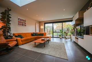 Ontdek deze verrassend ruime ééngezinswoning met inpandige garage, beschikkende over een riante bewoonbare oppervlakte van maar liefst 272 m² (volgens het EPC-attest), gelegen op een perceel van 360 m². De woning is gunstig gelegen nabij het centrum van Izegem, scholen en winkels op een vlot bereikbare locatie dankzij de onmiddellijke nabijheid van de Rijksweg (N36). Volgende indeling gelijkvloers: Inkomhal met gastentoilet, volledig geïnstalleerde keuken (keramische kookplaat, oven, dampkap, vaatwasmachine, koelkast en spoelbak) met rechtstreekse toegang tot de ruime en lichtrijke woonkamer met eetplaats. Verder beschikt de woning over een zeer ruime en hoge, inpandige garage, met mogelijkheid tot doorrijden naar de tuin. De verdieping beschikt over een nachthal en drie ruime slaapkamers en een afgewerkte badkamer (inloopdouche, ligbad, toilet, handdoekradiator en een dubbele wastafel). De ruime, geïsoleerde zolderverdieping is te bereiken via een trapluik en kan worden ingericht als hobbyruimte of extra slaapkamer(s). Tot slot kunt u zalig vertoeven in de volledig aangelegde, omheinde tuin, voorzien van een extra tuinberging en twee ruime terrassen <em>(waarvan één gepolierd - antraciet)</em>. Label B - 145 kWh/(m² jaar) | EK conform | 14 zonnepanelen aanwezig | Regenwater | Gerieflijke ruime kelder. Margot organiseert voor deze de bezoeken ter plaatse mits het maken van een afspraak. www.bordes.be