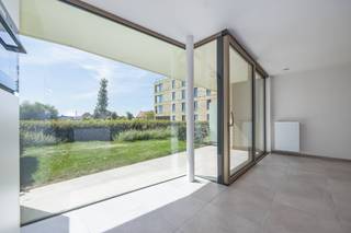 Découvrez ce tout nouvel appartement clé en main situé dans la élégante <strong>Résidence</strong> <strong>Odrada</strong>, idéalement situé sur l'avenue Westendelaan à Middelkerke. Grâce à son emplacement calme, à distance de marche de la plage, du nouveau casino, des commerces, des restaurants et des transports en commun, vous profiterez ici d'une combinaison parfaite de confort, de tranquillité et d'un environnement côtier dynamique.<br /><br />L'appartement est situé au <strong>rez-de-chaussée</strong> et offre une superficie habitable de <strong>82 m²</strong>. Le spacieux séjour lumineux avec de grandes fenêtres s'ouvre parfaitement sur la <strong>terrasse orientée au sud</strong> avec <strong>jardin privatif</strong>, où vous pourrez profiter de l'ensoleillement tout l'après-midi et le soir, offrant une agréable vue sur le jardin intérieur bien entretenu.<br /><br />La <strong>cuisine ouverte entièrement équipée</strong> est finie avec des matériaux de qualité et équipée de tous les appareils modernes. De plus, l'appartement dispose de <strong>deux</strong> <strong>chambres</strong>, d'une salle de bain élégante avec <strong>douche à l'italienne</strong> <strong>et</strong> <strong>double vasque</strong>, d'un toilette invité séparé et d'un espace de rangement pratique.<br /><br />Un confort supplémentaire a également été prévu : les résidents peuvent bénéficier d'un <strong>local à vélos commun</strong> et grâce à l'excellent <strong>étiquette EPC</strong> <strong>A</strong>, vous profiterez d'un logement économe en énergie et tourné vers l'avenir.<br /><br />Cet appartement n'est pas seulement une <strong>résidence principale idéale ou une résidence secondaire</strong> au bord de la mer, mais constitue également un <strong>investissement immobilier intéressant</strong>. La vente se fait sous le régime de la TVA à 21%, mais un <strong>taux de TVA réduit de 6%</strong> peut également être applicable, sous réserve de respecter les conditions légales.<br /><br /><u>L'achat d'une place de parking souterraine est obligatoire, le prix de vente est de 35 000,- euros hors frais !</u><br /><br /><strong>Atouts :</strong>
<ul>
	<li>Nouvelle construction</li>
	<li>Terrasse orientée au sud avec jardin</li>
	<li>EPC A</li>
	<li>Emplacement privilégié</li>
	<li>Taux de 6% possible</li>
</ul>
Vous recherchez un appartement neuf, économe en énergie et fini avec qualité, sur un emplacement de choix à la côte belge ? Contactez-nous dès aujourd'hui pour une visite et découvrez par vous-même tout ce que ce magnifique appartement a à offrir.