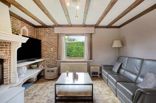 Deze ruime woning te koop in Waregem kan genieten van lichtrijke ruimtes, grondoppervlakte van ca. 853m² en ruime zolder met veel potentieel...