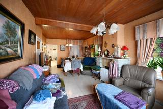 Halfopen bebouwing op 225 m² met :<br /><br />Gelijkvloers: <br />• inkom met bergruimte<br />• living<br />• achterplaats<br />• keuken<br />• berging<br />• toilet<br />• veranda<br /><br />Verdiep: <br />• 2 slaapkamers<br />• ruime zolder (3e slaapkamer)<br /><br />Opslagplaats<br />Garage<br />Ruime oprit<br /><br />EPC - label F : 1118 kWh / (m² jaar) > renovatieplicht <br />Elektrische keuring : niet conform<br />Asbestattest: niet asbestveilig : <br />• 2 asbestmateriaal verwijderen <br />• 1 asbestmateriaal zorgvuldig te beheren<br /><br />Prijs € 169.000<br /><br />Meer info ? 📞 +32 50 694 994 📧 betty@zakenkantoor-roels.be 🌐 www.zakenkantoor-roels.be.
