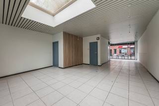 Bent u op zoek naar een multifunctioneel pand met woonst, gelegen in de winkelstraat van Zwijndrecht? Lees dan zeker even verder ! Dit pand biedt...