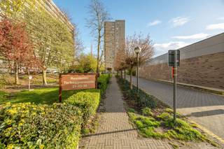 Garagebox nabij het centrum van Mechelen Deze ondergrondse garagebox (nr.45) is gelegen in een afgesloten garage en biedt een interessante...