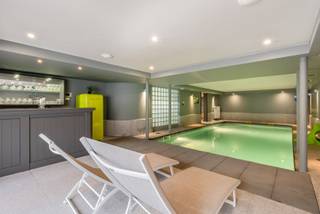 Werk en wonen kan hier perfect gecombineerd worden.Op het straatniveau zit een volledige kelderverdieping van 140m² (nu wellness, binnenzwembad met...