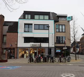 Dit prachtig appartement op de tweede verdieping in het centrum van Bornem bestaat uit een ruime woonkamer met aansluitend de open...