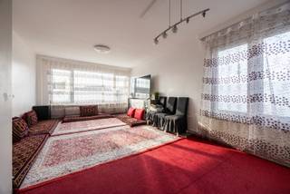 Bent u op zoek naar een appartement met drie volwaardige slaapkamers en een uitstekende bereikbaarheid? Of zoekt u eerder een interessant opbrengsteigendom? Dan stellen we u graag dit appartement op de 4de verdieping van een goed onderhouden gebouw voor!<br /><br />Indeling<br />Via de centraal gelegen inkomhal bereikt u de lichtrijke woonkamer (27m²), de keuken (5,50m²), het aparte toilet, de badkamer en drie slaapkamers (14m², 9m² en 8m²). Het terras (2m²) is toegankelijk vanuit de keuken. Tot slot beschikt het appartement over een privatieve kelderberging (nr. 3).<br /><br />Ligging<br />Het appartement geniet van een uiterst centrale ligging. Op wandelafstand bevinden zich het Krugerpark en de Turnhoutsebaan, met haar ruime aanbod aan winkels. Ook de haltes van het openbaar vervoer liggen vlakbij. Bovendien bereikt u het historische hart van Antwerpen in slechts enkele minuten te voet!<br /><br />Opbrengsteigendom<br />Het appartement is momenteel verhuurd aan €1.200 per maand, goed voor een aantrekkelijk bruto huurrendement van 6,40%! De huurder betaalt bovendien maandelijks €250 provisie voor de gemeenschappelijke kosten.<br /><br />Pluspunten<br />- Driedubbele beglazing<br />- Dakisolatie conform de energiedoelstelling 2050<br />- Elektrische installatie conform tot 2051<br />- Drie volwaardige slaapkamers<br /><br />Klinkt dit als uw toekomstige thuis of als een interessante investering? Contacteer One vastgoed via 03 360 85 30!