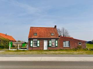 *U N I E K* Verborgen in het idyllische landschap, bevindt zich deze AUTHENTIEKE, TE RENOVEREN HOEVE met diverse BIJGEBOUWEN, omringd door weiland...