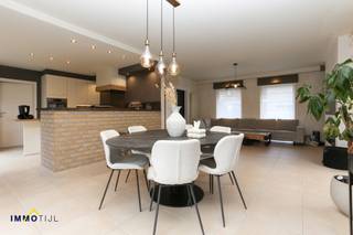 Instapklare gezinswoning met tuin en garage in OpwijkOp een uitstekende locatie in Opwijk, in een rustige buurt en toch op wandelafstand van scholen,...