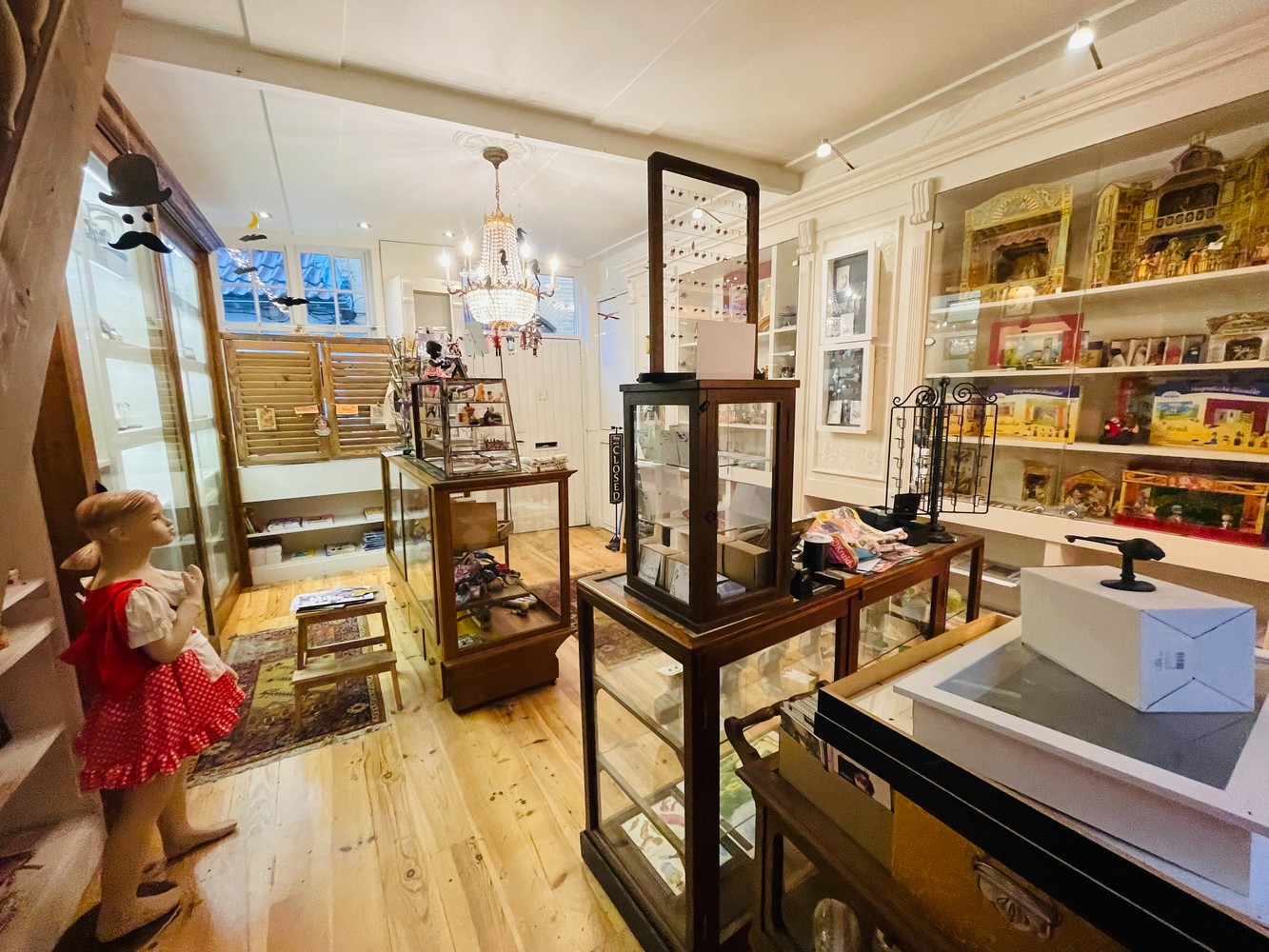 Historisch Hartje Brugge , vlakbij Het Walplein, Het Begijnhof, de Katelijnestraat , CHARMANT PITTORESK HANDELSPAND van 44 m² op gelijkvloers met stadspatio, 1é Verd 30 m² + mezzanine van 10m² - foto 2