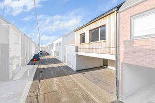 <p>In een bijzonder rustige, doodlopende straat kan u deze moderne woning met groot terras en tuin vinden, waarvan de bouw met oog voor detail werd uitgevoerd.</p>
<p>Via de inkomhal met gastentoilet worden de dimensies van de woning meteen duidelijk. Alle gelijkvloerse ruimtes hebben een oppervlakte die het mogelijk maakt de indeling op verschillende manieren in te vullen. De volledig met AEG toestellen uitgeruste keuken vormt samen met eetgelegenheid en living een harmonieus en open geheel. Een grote berging – waar ook de technieken zijn – biedt ruim 12m2 plaats voor grotere en kleine spullen.</p>
<p>Over de volledige breedte van de woning zijn achteraan grote raampartijen voorzien, die samen met een enorme lichtkoepel over de eetplaats zorgen voor een perfecte licht-dynamiek die de hele woning omarmt.</p>
<p>De brede traphal leidt u naar de eerste verdieping, waar een gevoel rust en privacy domineert. 3 grote slaapkamers dienen slechts ingericht te worden om een comfortabele nachtrust tegemoet te gaan. De badkamer is voorzien van alle comfort, met een ligbad, een grote inloopdouche en dubbele lavanbo met meubel en bijkomende kast.</p>
<p>Techniek:</p>
<p>De woning is voorzien van een warmtepomp, geen afhankelijkheid van gasprijzen</p>
<p>Ventilatie systeem type D met warmte recuperatie</p>
<p>Overal ethernet aansluitingen</p>
<p>We helpen u graag ter plaatse met een gedetailleerde rondleiding, een bezoek zegt meer dan 1000 woorden.</p>
<p>Tel 09 274 15 53</p>
<p>Mail floris@cornelis-goeman.be</p>