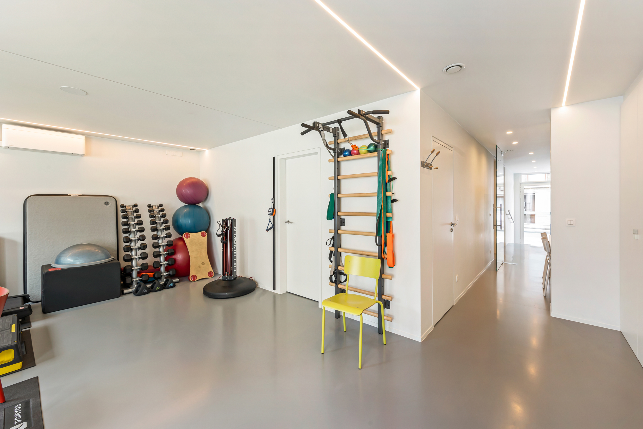 TOPGELEGEN commercieel handelspand met appartement. - foto 1