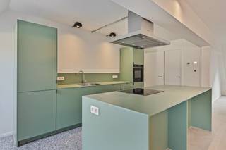 Welkom in dit stijlvolle en ruime appartement van maar liefst 158 m², gelegen op een toplocatie in het bruisende centrum van Hasselt, vlak aan...