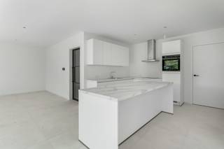 Volledig afgewerkte nieuwbouwwoning(200m²) met 3 slaapkamers + kelder en E-peil 20! Belangrijkste troeven:- Centrale ligging- Kwalitatief afgewerkt-...