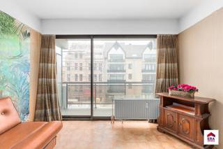 <p>Te koop: appartement in het centrum van Koksijde, op korte afstand van zee, duinen en openbaar vervoer.</p>
<p> </p>
<p>Dit appartement, gebouwd in 1976, biedt een uitstekende basis om volledig naar eigen smaak te renoveren. De ligging is centraal, waardoor winkels, horeca en het strand vlot bereikbaar zijn. Het zongerichte terras vormt een heerlijke plek om te ontspannen en te genieten van de omgeving. Dankzij de indeling en het potentieel is dit een ideale kans voor wie op zoek is naar een eigen stek aan de kust.</p>
<p> </p>
<p>Belangrijkste ruimtes:<br />• Living met toegang tot het terras en veel natuurlijke lichtinval.<br />• Badkamer met basisvoorzieningen.<br />• Inkomhal met directe toegang tot de leefruimte.<br />• Zongericht terras, ideaal voor buitenmomenten.</p>
<p> </p>
<p>Troeven:<br />• Zongericht terras.<br />• Centraal gelegen in Koksijde.<br />• Te renoveren naar eigen smaak.</p>
<p> </p>
<p>Neem vandaag nog contact op met je ERA-makelaar voor een bezoek.<br />058 51 23 23 of op christian@eraservimo.be</p>
<p> </p>
<p>JOUW DROOMAPPARTEMENT. ZO GEVONDEN!</p>