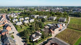 OPEN HOUSE LENTE-ACTIE Bezoek de werf Lange Molenstraat rechts naast nr 18 te 9280-Lebbeke op ZATERDAG 25/04 tussen 11 u en 14 u. Commerciële actie voor de snelle beslissers: INSCHRIJVINGEN via axel@ax-quality.be.<br />REEDS 40 % VERKOCHT, WOONPROJECT VELDEKENSPARK maak kennis met dit unieke nieuwbouw woonproject bestaande uit 66 wooneenheden (54 appartementen en 12 half-open BEN woningen) met binnen de projectzone een parkomgeving van maar liefst 1,5 ha. Door de centrale ligging van het project in de kern van Lebbeke zijn scholen, winkels, sport- en andere faciliteiten in de onmiddellijke nabijheid op wandel- en fietsafstand aanwezig. Badend in het groen met duurzaamheid als basisprincipe voor de woningen en appartementen, zal je er in alle comfort en rust kunnen leven, werken en wonen. Het project omvat 12 ruime halfopen bebouwingen alsook 4 volumes met respectievelijk 2x15 en 2x12 ruime appartementen telkens optimaal georiënteerd, met veel lichtinval en voorzien van de laatste hedendaagse technieken inzake verwarming, koeling en ventilatie. De diverse appartementen, een mix van 1 tot 3 slaapkamerappartementen zijn allemaal ontworpen met grote inpandige terrassen. Het parkeren en laden van zowel wagens als fietsen wordt deels ondergronds en bovengronds georganiseerd. In een eerste fase zullen gebouw A en B en 6 half-open BEN woningen met zuidgerichte tuinen gerealiseerd worden.