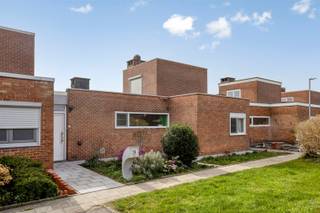 Cette maison prête à l'emploi avec garage est située au centre et au calme dans un quartier accueillant pour les enfants, à unsaut de puce du...