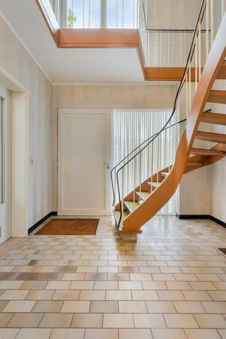 U betreedt de woning via de royale inkomhal die toegang biedt tot de open leefruimte. De bijzonder ruime en lichtrijke leefruimte vormt het hart van het huis en biedt tal van mogelijkheden voor een gezellige zithoek en een grote eetplaats. Aansluitend bevindt zich de functionele keuken met een mooi uitzicht op het groen. Verder beschikt het gelijkvloers over een eerste doucheruimte, een inpandige garage en een royale oprijlaan met heel wat parkeerplaats voor meerdere voertuigen.<br /><br />Op de eerste verdieping brengt de nachthal u naar vier volwaardige, ruime slaapkamers met veel natuurlijk licht. Hier bevindt zich tevens de tweede badkamer en aparte kamer met wastafel. <br /><br />De grootste troef van deze woning is de indrukwekkende tuin rondom, waar u een verfrissend zwembad terugvindt voor de warme zomerdagen. Verder zijn er ook bijkomend garages en een doucheruimte naast het zwembad. <br /><br />De combinatie van een groot perceel, een solide structuur en een ruime bewoonbare oppervlakte, maakt dit een unieke koop voor snelle beslissers. Mits wat modernisering maak je van dit huis een parel op toplocatie! <br /><br />Ook de ligging in Kapellen is een absolute troef. Gelegen in de gegeerde en centrale omgeving van de Rubensheide, woont u hier op een boogscheut van het centrum van Kapellen. Winkels, scholen, openbaar vervoer en belangrijke invalswegen zijn vlot bereikbaar. Een bijzonder huis te koop voor wie op zoek is naar ruimte, rust en een uitstekende bereikbaarheid.<br /><br />Interesse? Neem contact op met ons vastgoedkantoor via 03/666 66 66<br /><br />Dit pand is onderworpen aan de renovatieverplichting van de Vlaamse overheid voor residentiële gebouwen (behoudens bij sloop binnen 5 jaar na de aankoop). Consulteer voor meer informatie de website van het Vlaams Energie- en Klimaatagentschap via https://www.vlaanderen.be/een-woning-kopen/renovatieverplichting-voor-residentiele-gebouwen<br /><br />Bestuursmaatregelen in het maatregelenregister: nee