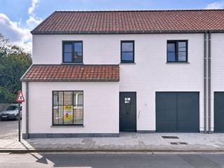 <h1><span>Volledig afgewerkte nieuwbouwwoning in het charmante Oostvleteren.</span></h1><h1><span>De indeling van de woning is als volgt:</span></h1><h1><span> </span></h1><h1><span>Gelijkvloers:</span></h1><h1><span>Inkomhal, gastentoilet, lichtrijke leefruimte met open keuken - de keuken kan nog vrij gekozen worden bij Kaster keukens Roeselare. </span></h1><h1><span>Inpandige garage met sectionale poort en doorgang naar de tuin. </span></h1><h1><span>Berging onder de trap. </span></h1><h1><span> </span></h1><h1><span>1ste verdieping: </span></h1><h1><span>Nachthal, drie volwaardige slaapkamers, badkamer met douche en dubbele lavabo. Apart toilet en extra berging/technische ruimte.</span></h1><h1><span> </span></h1><h1><span>Zolderverdieping:</span></h1><h1><span>Stockagezolder bereikbaar via zoldertrap. </span></h1><h1><span> </span></h1><h1><span>Tuin: </span></h1><h1><span>Westgerichte, volledig aangelegde tuin.</span></h1><h1><span>Poortje aan de zijkant van de tuin.</span></h1><h1><span> </span></h1><h1><span>Troeven: </span></h1><h1><span>- Zonnepanelen</span></h1><h1><span>- Ventilatiesysteem D</span></h1><h1><span>- Volledig afgewerkte woning</span></h1><h1><span>- Rustige ligging</span></h1><h1><span>- Keuken nog naar eigen smaak te kiezen</span></h1><h1><span>- Kwalitatieve materialen</span></h1><h1><span>- Tijdloze woning in pastoriestijl</span></h1><h1><span>- Regenput 5000L</span></h1><h1><span> </span></h1><h1><span>MOGELIJKHEID TOT AANKOPEN AAN 6% (mits voldoen aan de voorwaarden)</span></h1>